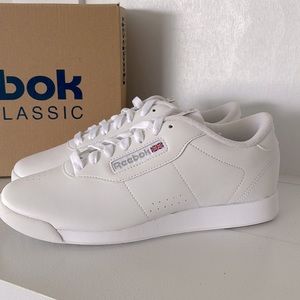 Classic Reebok‎ size 8 Wide women’s shoes.